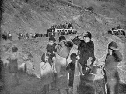 Varios civiles huyen hacia Almer&iacute;a en febrero de 1937 durante la guerra civil.