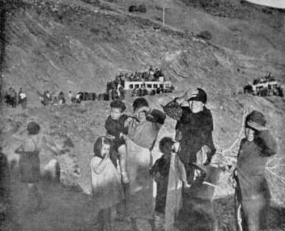 Varios civiles huyen hacia Almer&iacute;a en febrero de 1937 durante la guerra civil.