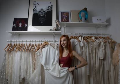 La diseñadora de moda Leyre Valiente posa en su tienda-taller de Madrid.
