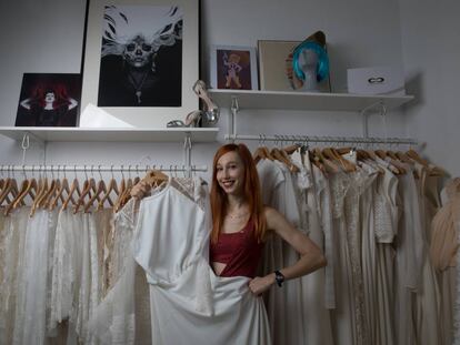 La diseñadora de moda Leyre Valiente posa en su tienda-taller de Madrid.