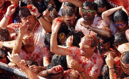 Más de 22.000 participantes se han dado cita en la tradicional Tomatina de Buñol (Valencia). Han empezado a las 11.00 horas a lanzar las 160 toneladas de tomates dispuestas por la organización.