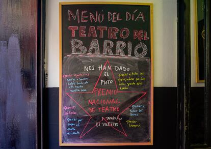 Un cartel en la entrada del Teatro del Barrio anuncia que les han dan el Premio Nacional del Teatro.