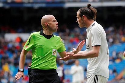 Gareth Bale discute con el colegiado Pablo González.