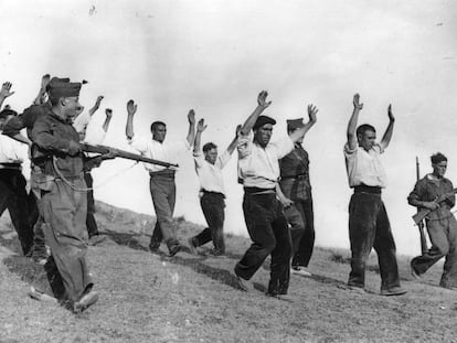 Soldados del bando sublevado escoltan a un grupo de milicianos republicanos capturados en Somosierra durante la Batalla de Guadarrama.