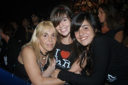 Claudia Villafañe with her daughters Dalma y Gianinna.