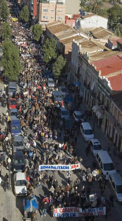 Una vista de la calle de la Reina durante la manifestación de ayer por la mañana en El Cabanyal.