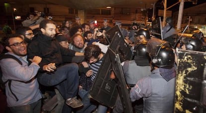 Confronto entre trabalhadores do metro e policiais na estação Ana Rosa.