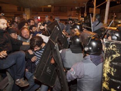 Confronto entre trabalhadores do metro e policiais na estação Ana Rosa.