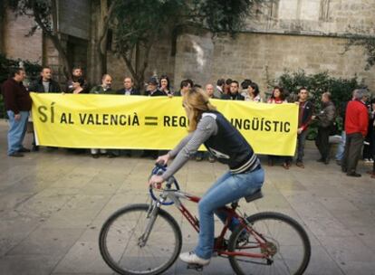 Sindicatos, partidos y asociaciones se han concentrado hoy para exigir el uso del valenciano en la función pública.