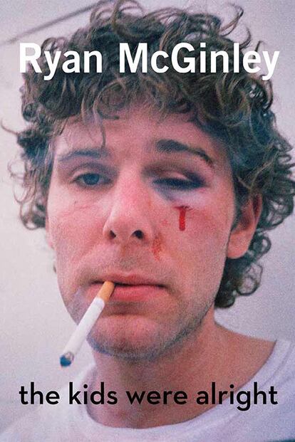 Para nostálgicos de la vida pre-Instagram:

En 1999, el fotógrafo Ryan McGinley autopublicó The Kids are Alright, un libro que capturaba la efervescencia juvenil de su pandilla de Nueva York durante una noche (gastó 20 rollos) y que captó el interés del museo Whitney, que le dedicó una muestra. Dos décadas después, el fotógrafo edita The Kids Were Alright, libro que acompaña su nueva exposición en el Museo Contemporáneo de Denver y que recoge su trabajo con polaroids y otros formatos entre 1998 y 2003. Una adolescencia que ahora parece neolítica sin el brillo de los filtros o los emojis de la vida en Instagram Stories.

McGinley, Ryan. The Kids were alright (2017) 

 

 