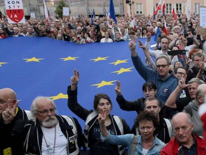 Poloneses protestam contra a reforma judicial