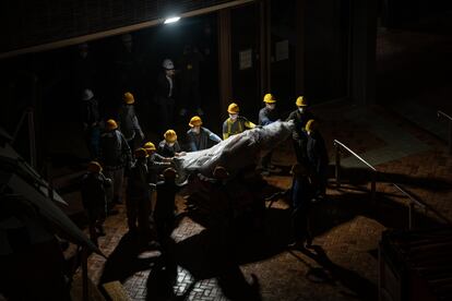 Unos trabajadores retiran parte de la 'Columna de la Vergüenza', del artista danés Jens Galschiøt, el 23 de diciembre en Hong Kong.