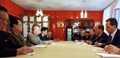 Las delegaciones de Rusia, liderada por el presidente Medvédev, y de Corea del Norte, liderada por Kim Jong-il, durante el encuentro celebrado en Buryatia, Siberia.