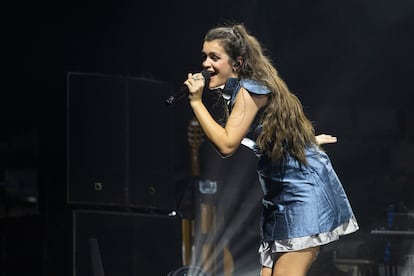 Amaia, durante su actuación este sábado en Barcelona.  