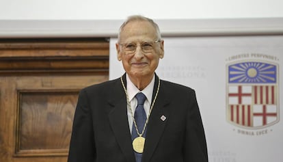 Hilari Raguer, con su medalla de oro de la Universidad de Barcelona. 