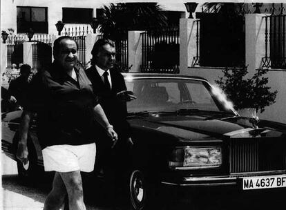 Jesús Gil y Pedro Román, junto al Rolls Royce de Marbella en 1992.