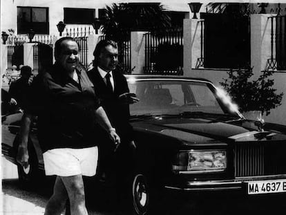 Jesús Gil y Pedro Román, junto al Rolls Royce de Marbella en 1992.