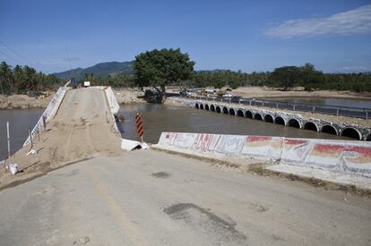Puente de Coyuca destrozado, al lado del nuevo.