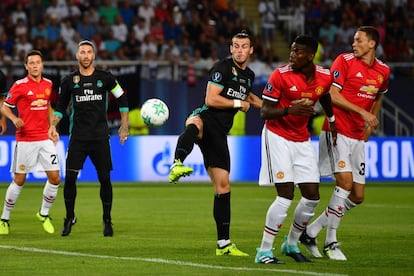 El jugador galés del Real Madrid Gareth Bale remata a puerta en una jugada del partido.