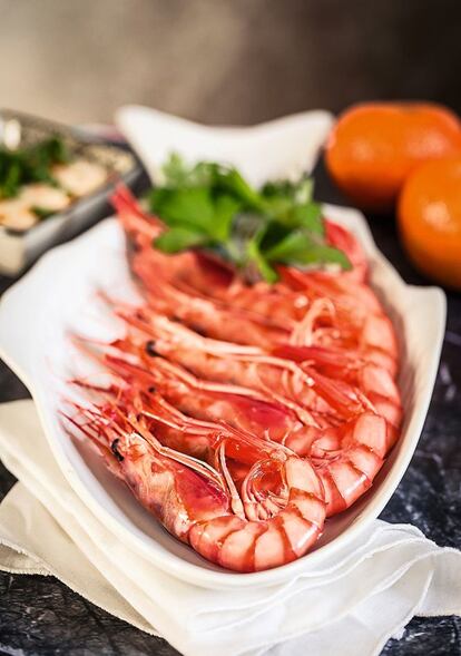 <p> <b> Ingredientes</b></p><p> Para 4 personas: 20 gambas de Palamós grandes, frescas y enteras, 1 huevo, vinagre de Jerez, aceite de girasol o de oliva suave, 3 mandarinas, perejil fresco, sal y pimienta negra recién molida. </p><p> <b> Preparación</b></p><p> 1. Poner en un vaso medidor el huevo, una pizca de sal, un chorrito de vinagre y otro del aceite escogido. Sin mover la batidora del fondo para que no se corte, ir añadiendo aceite poco a poco hasta tener unos 200 gramos de mayonesa espesa. 2. Mezclarla con la ralladura de la piel de las mandarinas, dos cucharadas de su zumo y otras dos de perejil picado fino. 3. Llevar a ebullición 4 litros de agua con 120 gramos de sal y preparar otro bol con agua helada y sal con la misma proporción. 4. Apartar el agua hirviendo del fuego, poner en ella las gambas, esperar 3 minutos y pasarlas al agua helada durante un par de minutos. 5. Servir inmediatamente con la mayonesa como acompañamiento (si se tienen que reservar un rato, dejar las gambas envueltas en un paño limpio húmedo en la nevera).</p>