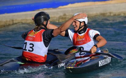 La española Maialen Chourraut (derecha) celebra su victoria con la neozelandesa Luuka Jones en la prueba de slalom K1. 