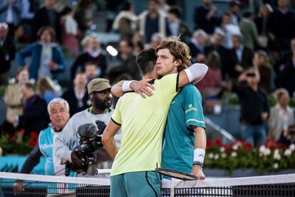 Alcaraz abraza a Rublev tras la derrota del murciano. 