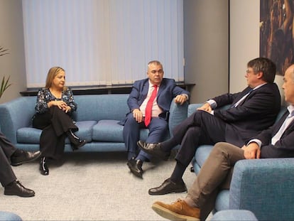 El expresidente de la Generalitat y eurodiputado de JxCat, Carles Puigdemont, y el secretario de organización del PSOE, Santos Cerdán, durante su reunión en Bruselas, el 30 de octubre.