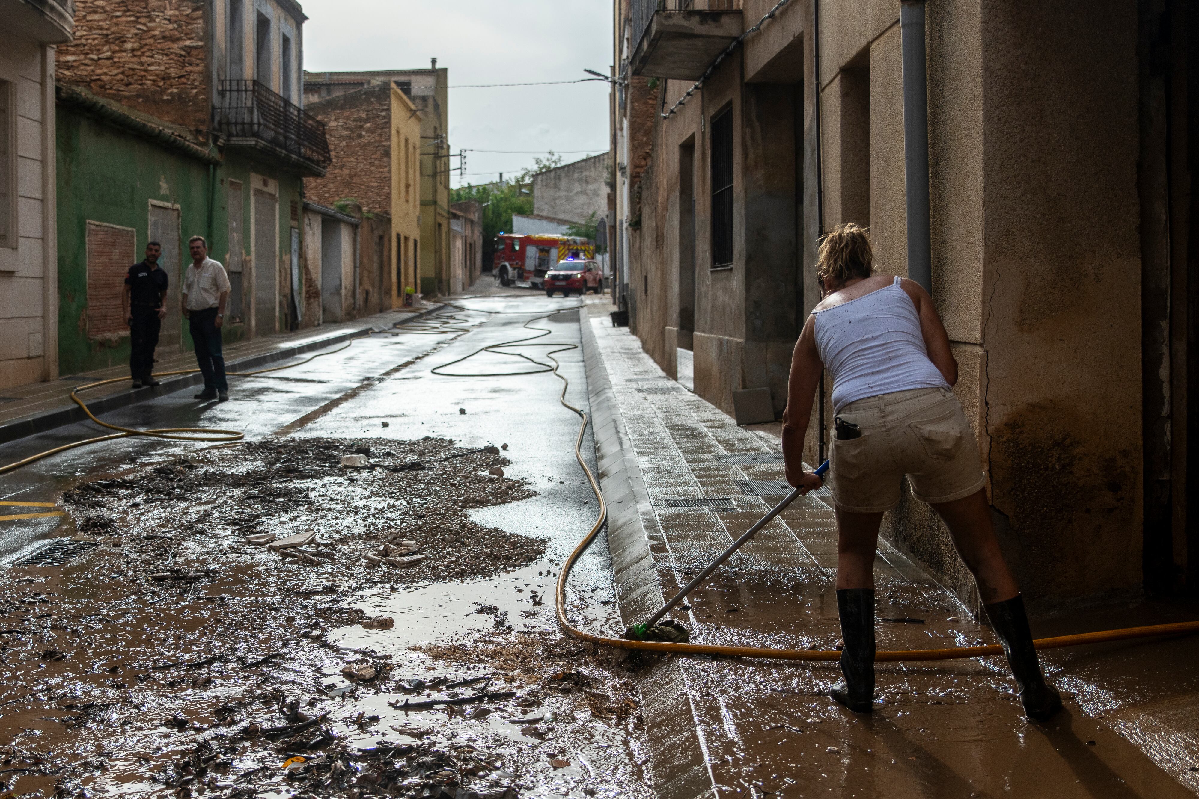 Varios vecinos trabajan en las zonas afectadas por las lluvias, este domingo en Santa Barbara (Tarragona). 