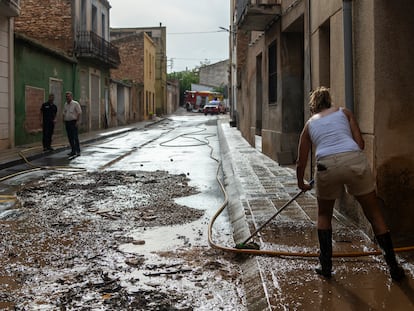 Varios vecinos limpian sus casas en Santa Barbara, Tarragona, afectadas por la DANA.