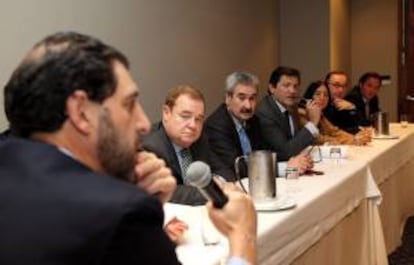 El presidente del Principado de Asturias, Javier Fernández (4-d) durante la reunión con empresarios asturianos celebrada este domingo 17 de marzo de 2013, en Bogotá (Colombia).