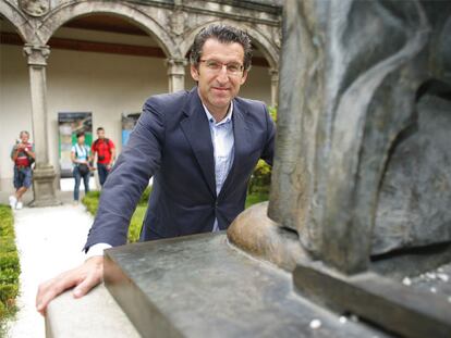 Alberto Núñez Feijóo en el claustro del Pazo de Fonseca, en Santiago.