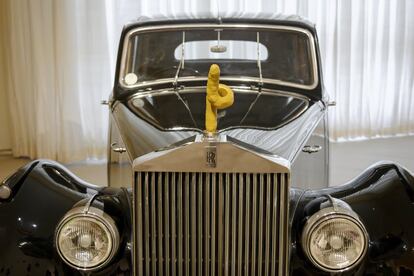 El antiguo modelo de un coche Rolls Royce en una obra sin título (2007) del austriaco Franz West. Durante la presentación, el coleccionista aseguró: “A veces se compran más obras de las que se pueden tener en casa. Eso es tan absurdo como subir el Everest”.