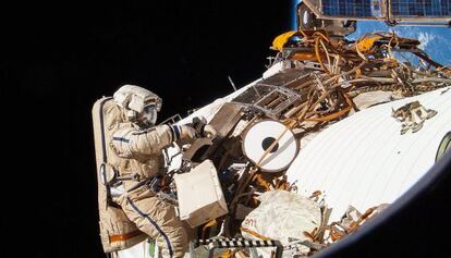 El astronauta ruso Sergey Ryazinskiy realizando reparaciones en el exterior de la Estación Espacial Internacional.