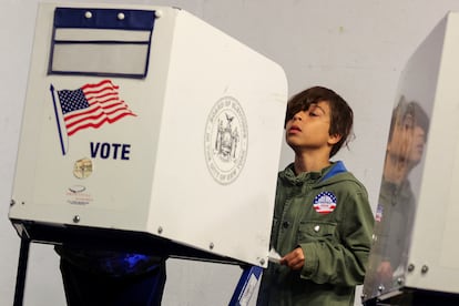 Un ni?o observa una cabina de votacin, en el Teatro para la Nueva Ciudad, en Manhattan, (Nueva York).