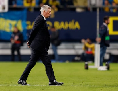 Carlo Ancelotti camina satisfecho por el césped del Nuevo Mirandilla tras el triunfo de su equipo.