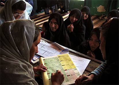 Mujeres afganas se inscriben para votar en las elecciones en una mezquita de Kabul.