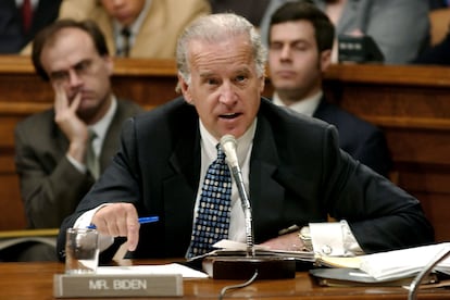 Biden habla en el Capitolio sobre la nominación judicial del Presidente Bush, en 2002.