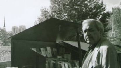 Luis Loayza junto a las librer&iacute;as de la ribera del Sena, en Par&iacute;s, en 2004.