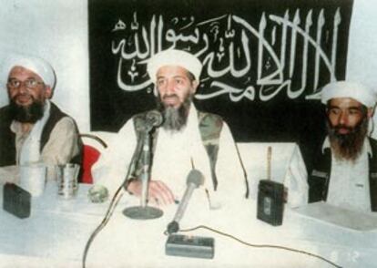 EE UU ha relacionado a Mohamed Atef (junto a Bin Laden) con los atentados terroristas contra las embajadas de Kenia y Tanzania.