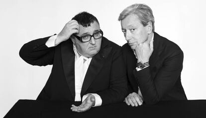 El diseñador Alber Elbaz y, a la derecha, el perfumista Dominique Ropion, quienes han creado el perfume Superstitious.