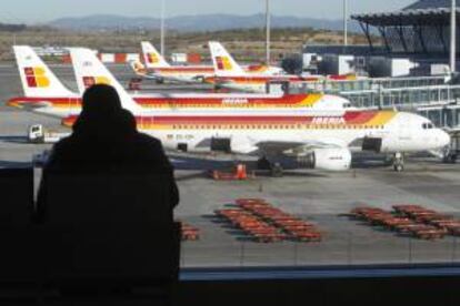 Aviones de Iberia en la T4 deI Aeropuerto de Barajas. EFE/Archivo