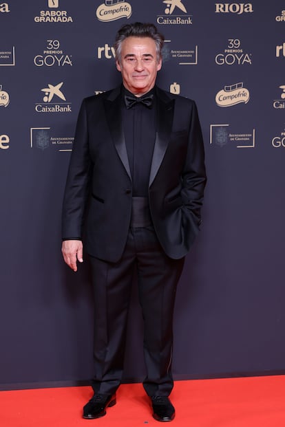 GRANADA, SPAIN - FEBRUARY 08: Eduard Fernández attends the red carpet during Goya Cinema Awards 2025 at the Granada Conference & Exhibition Centre on February 08, 2025 in Granada, Spain. (Photo by Pablo Cuadra/Getty Images)