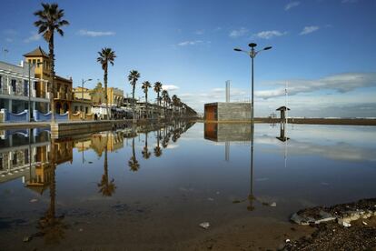 El paseo marítimo de Alboraia, inundado todavía de agua. Las olas superaron los cinco metros de altura en el litoral valenciano. 