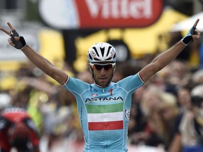 Vincenzo Nibali cruza la línea de meta en la segunda etapa del Tour.