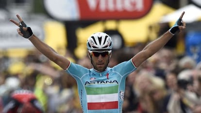 Vincenzo Nibali cruza la línea de meta en la segunda etapa del Tour.