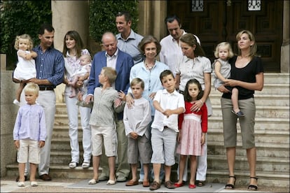 Una de las últimas fotos de la Familia Real en la que están todos sus integrantes. Poco después llegó el divorcio de los Marichalar, que apartó al duque de Lugo, y el 'caso Nóos', que apartó de la familia a la infanta Cristina y a su marido.
