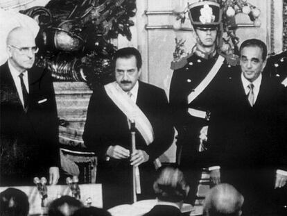 Investidura de Raúl Alfonsín (con la banda presidencial) en Buenos Aires, en 1983.