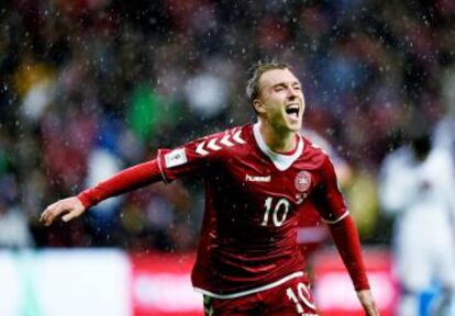 Christian Eriksen celebra su gol a Armenia.