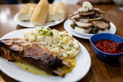 Un costillar de cerdo con papas mayo y una pichanga en el restaurante de comida chilena, el 16 de septiembre de 2024. 