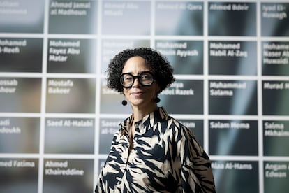 Coco Fusco, posa en una sala de la exposición 'He aprendido a nadar en seco', en el MACBA de Barcelona.